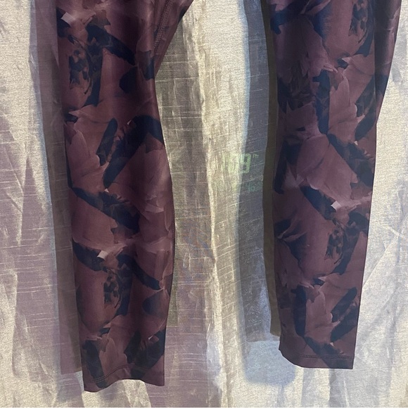 Crivit leggings SZ L GUC, polyester/Lycra blend nice weight, abstract floral - Picture 9 of 11